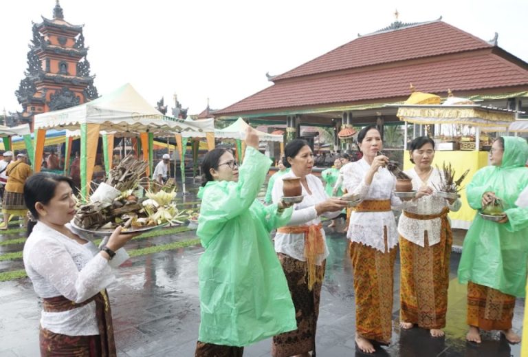 Sambut Pujawali Pura PACB Maros Tahun 2026, Ngiring Berdana Punia