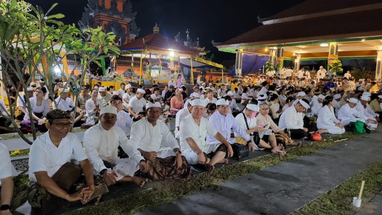 Pujawali Pura Agung Cakra Bhuwana Maros : Merawat Warisan Menyama Braya