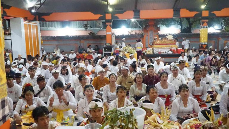 Pujawali Pura Giri Natha Makassar : Menjaga Kesucian Alam dan Diri